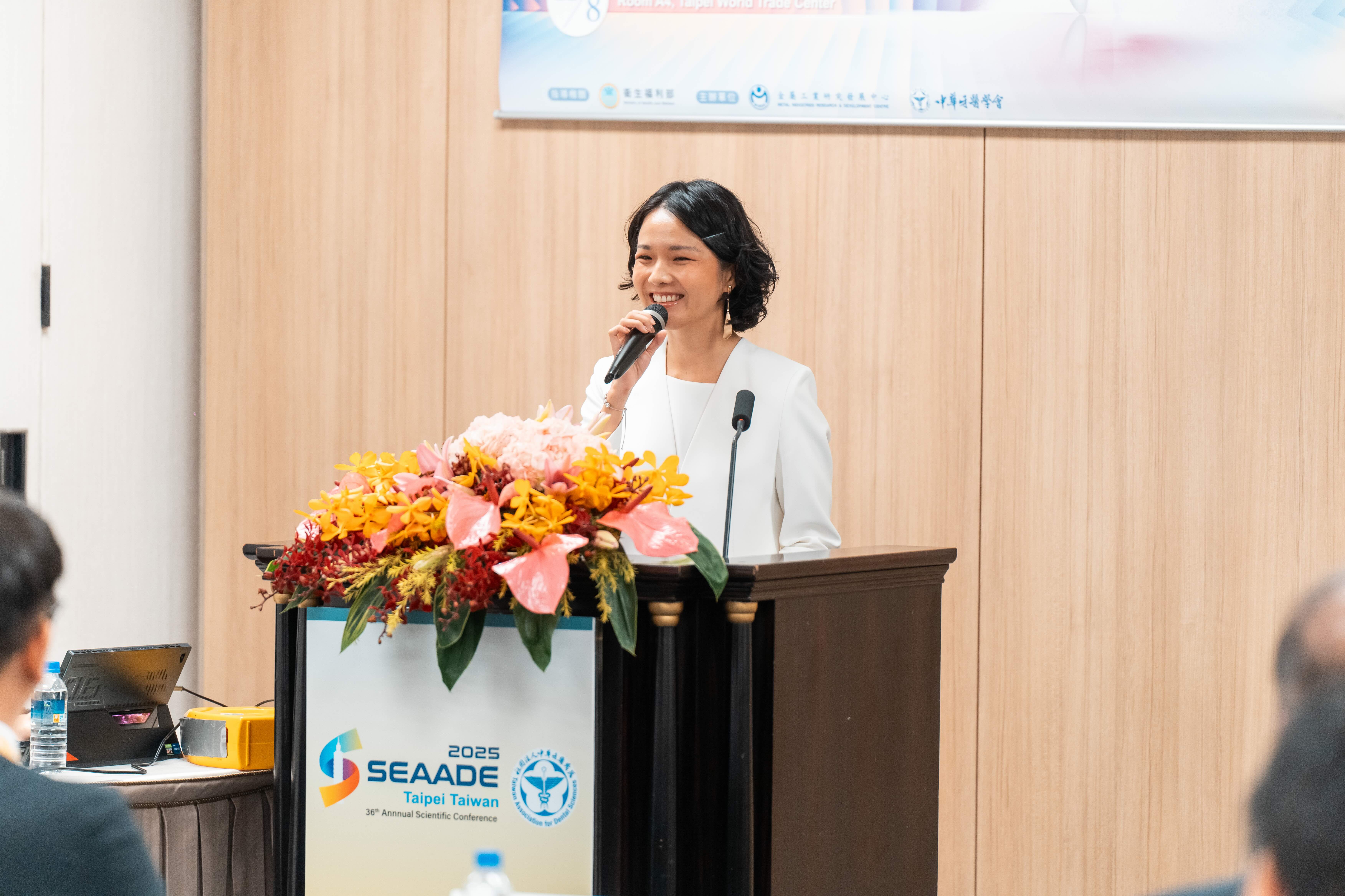 Vera Lee bilingual hosting
